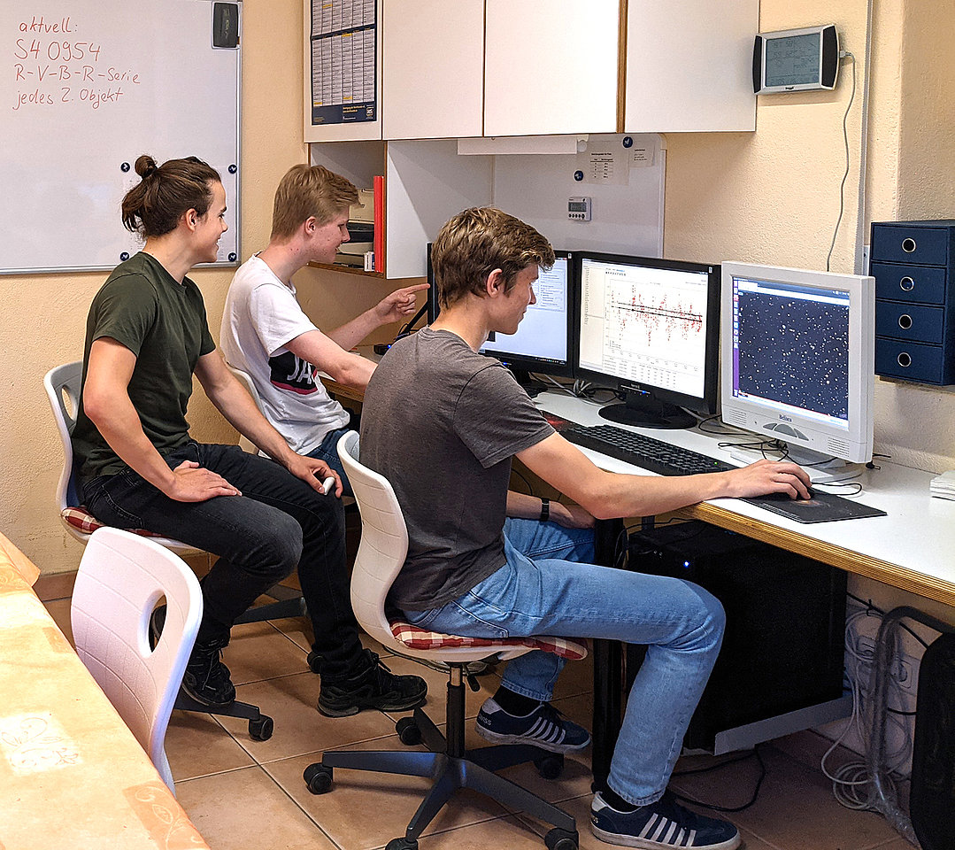 Schüler steuern aus dem Arbeitsraum heraus das Teleskop, die Kamera und die Kuppel. Aus den gewonnenen Aufnahmen berechnen sie mit einer selbst geschriebenen Software die Helligkeit aktiver Galaxienkerne.