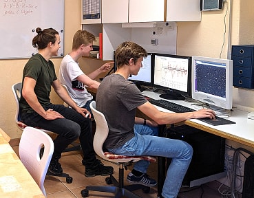 Schüler steuern aus dem Arbeitsraum heraus das Teleskop, die Kamera und die Kuppel. Aus den gewonnenen Aufnahmen berechnen sie mit einer selbst geschriebenen Software die Helligkeit aktiver Galaxienkerne.